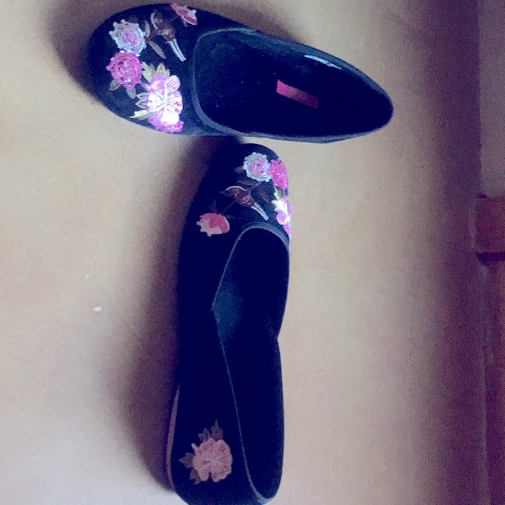 Black velveteen embroidered flats